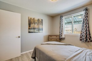 4 bedrooms, desk, iron/ironing board, Internet - Hot Tub, Fire Pit! Group-Ready Stay Near Denver (Commerce City)