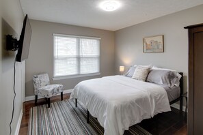 5 bedrooms, iron/ironing board, travel cot, Internet - 3 Mi to Butler U: Family-Friendly Indy Home (Indianapolis)