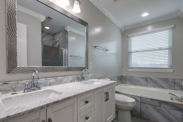 Hair dryer, towels - 3 Mi to Butler U: Family-Friendly Indy Home (Indianapolis)