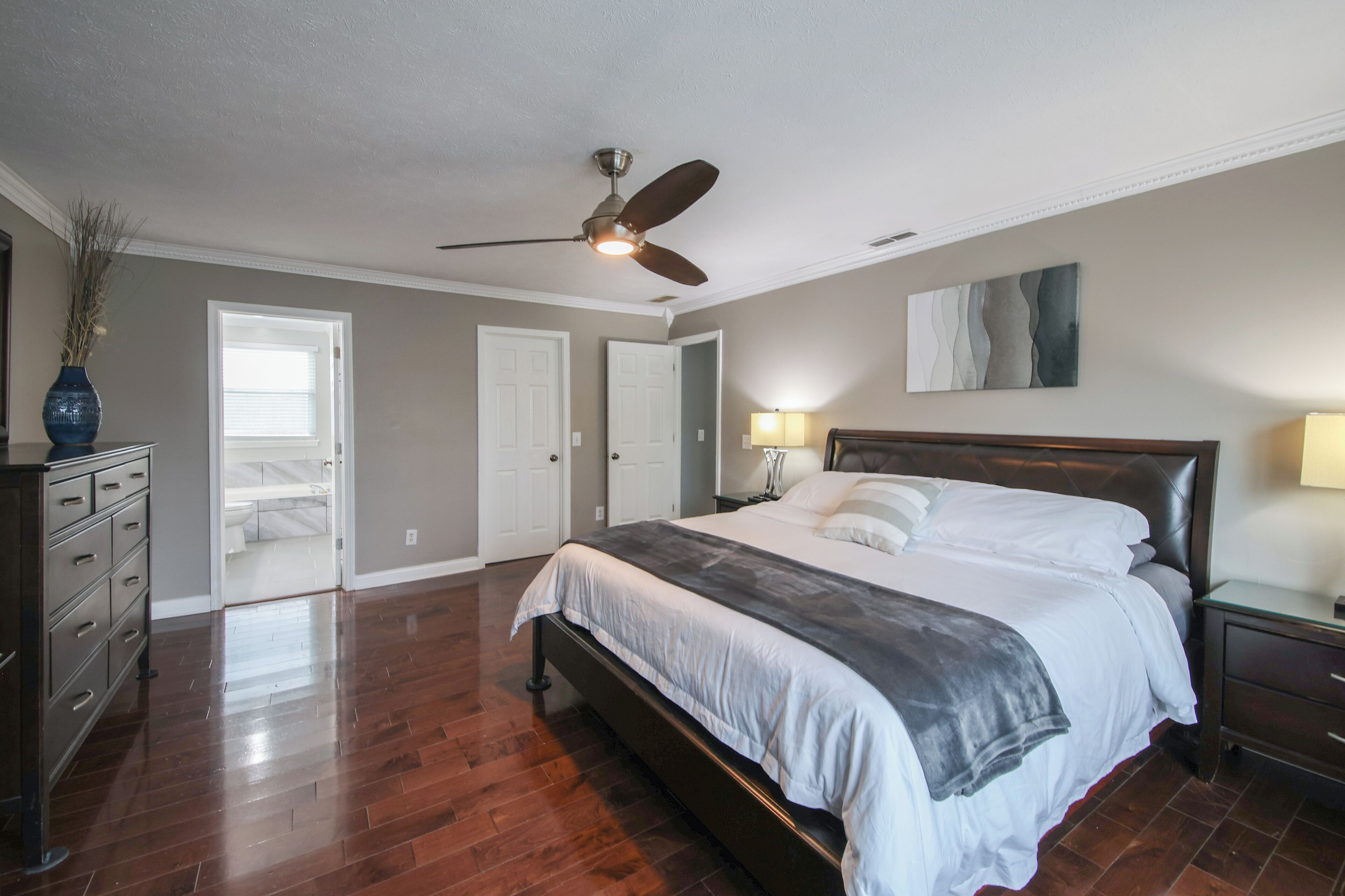 Tabla de planchar con plancha, cuna de viaje y acceso a internet 