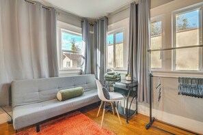 TV - Melrose Hill Home Near Hospitals: Nurses Welcome! (Los Angeles)