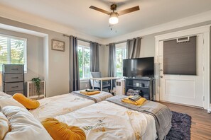 4 bedrooms, desk, iron/ironing board, Internet - Melrose Hill Home Near Hospitals: Nurses Welcome! (Los Angeles)
