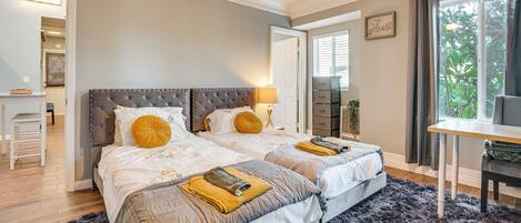 4 bedrooms, desk, iron/ironing board, Internet