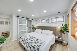 1 dormitorio, escritorio, tabla de planchar con plancha y Internet