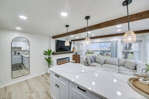 Una televisión, una chimenea, videojuegos