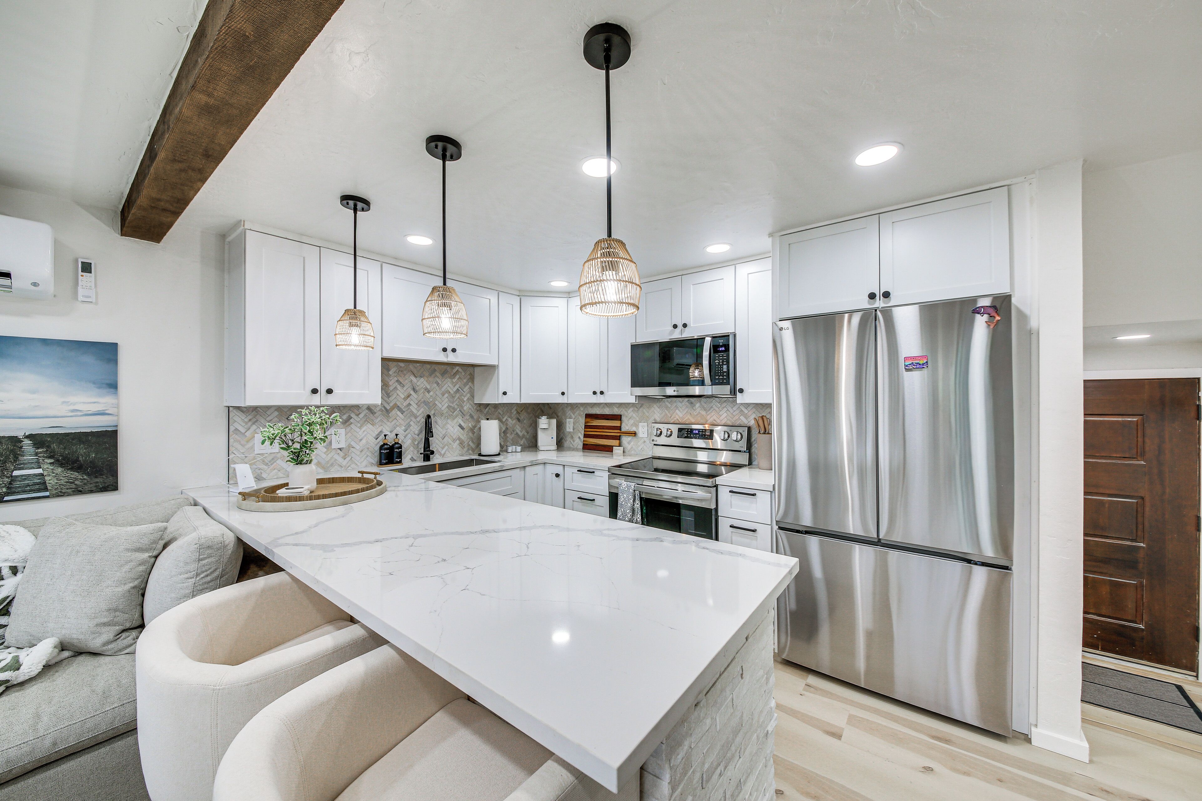 Réfrigérateur, micro-ondes, plaque de cuisson, lave-vaisselle