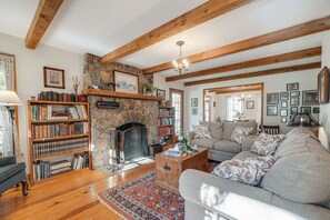 TV, books - Vintage Home Nestled in the Woods of Smoky Mtns (Marble)