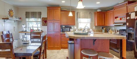 Fridge, microwave, stovetop, dishwasher