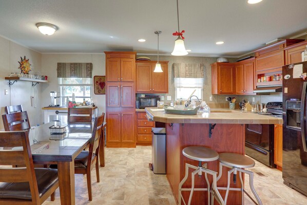 Kühlschrank, Mikrowelle, Herdplatte, Geschirrspüler