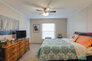 4 bedrooms, iron/ironing board, internet, bed sheets