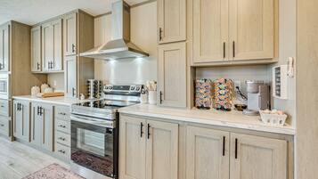 Fridge, microwave, stovetop, dishwasher