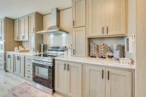 Fridge, microwave, stovetop, dishwasher