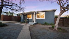 House (2 Bedrooms) | Interior - Hot Tub BBQ Island Outdoor Living Near San Diego Beaches Glidden Glow by Avantstay (San Diego)