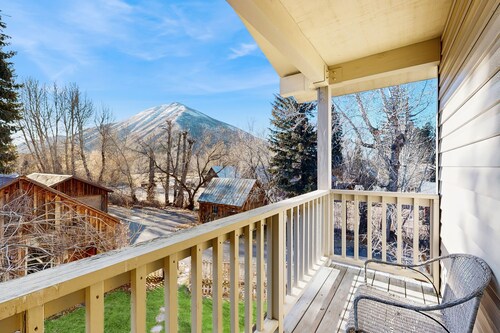 Timeless Vintage home across from park, walk to river and downtown Hailey, wifi