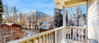 Timeless Vintage home across from park, walk to river and downtown Hailey, wifi