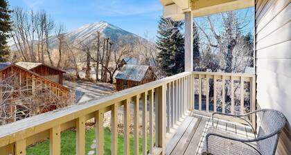 Timeless Vintage home across from park, walk to river and downtown Hailey, wifi