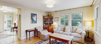 Timeless Vintage home across from park, walk to river and downtown Hailey, wifi