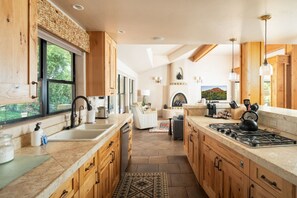 Fridge, microwave, oven, stovetop - Casa de Arboles | Main House + Casita, Hot Tub (Sedona)