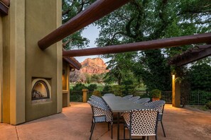 Outdoor dining - Casa de Arboles | Main House + Casita, Hot Tub (Sedona)
