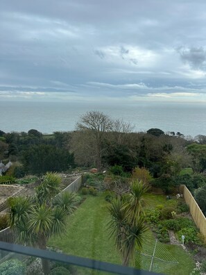 Property grounds - Gills Cliff House - a lovely home from home with far-reaching sea views (Ventnor)