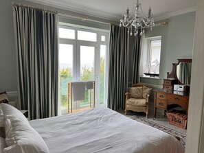 Iron/ironing board, Internet, bed sheets - Gills Cliff House - a lovely home from home with far-reaching sea views (Ventnor)