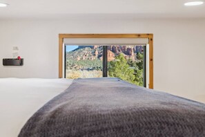Tabla de planchar con plancha, cuna de viaje, wifi y ropa de cama