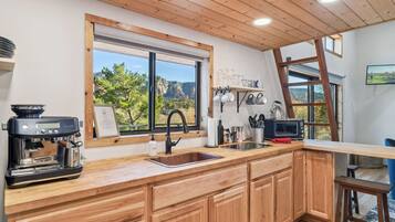 Kjøleskap, mikrobølgeovn, kokeplater og kaffetrakter/tekoker