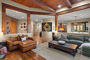 Télévision, cheminée, livres