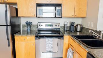 Mikrobølgeovn, ovn, kokeplater og oppvaskmaskin