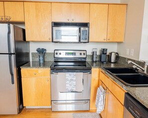 Mikrobølgeovn, ovn, kokeplater og oppvaskmaskin