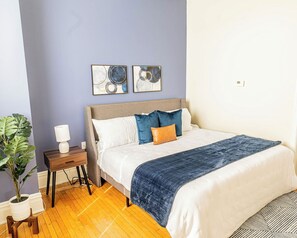 Tabla de planchar con plancha, wifi y ropa de cama 