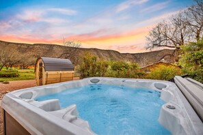 Outdoor spa tub - Desert Adobe with Heated Pool, Hot Tub, Firepit, Sauna (Sedona)