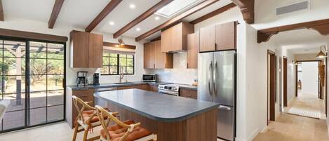 Kjøleskap, mikrobølgeovn, ovn og kokeplater