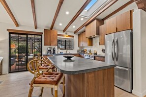 Fridge, microwave, oven, stovetop - Desert Adobe with Heated Pool, Hot Tub, Firepit, Sauna (Sedona)