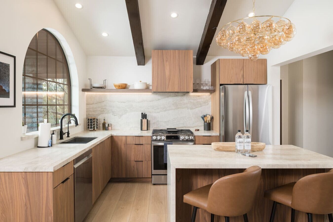 冷蔵庫、電子レンジ、オーブン、コンロ