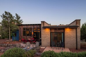Outdoor dining - The Sedona Adobe Home (Sedona)