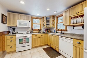 Een koelkast, een magnetron, een oven, een kookplaat