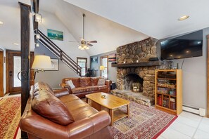 Een televisie en boeken