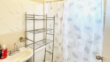 Dusche, Handtücher, Seife, Toilettenpapier