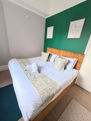 2 bedrooms, iron/ironing board, free WiFi, bed sheets - Prime location clifton  spacious 2 bed garden apartment opposite Bristol uni (Bristol)