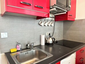 Fridge, microwave, stovetop, coffee/tea maker - Central Paris Studio Bright / Near metro/ Pompidou (Paris)