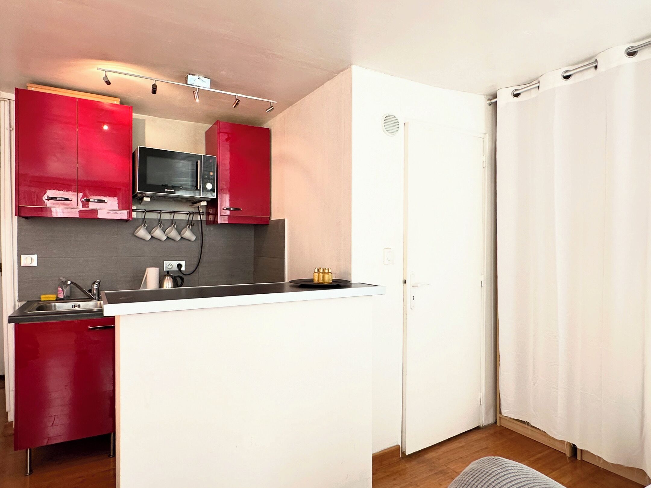 Kühlschrank, Mikrowelle, Herdplatte, Wasserkocher mit Kaffee-/Teezubehör