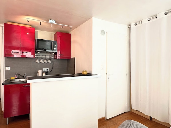 Fridge, microwave, stovetop, coffee/tea maker - Central Paris Studio Bright / Near metro/ Pompidou (Paris)