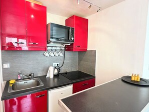 Fridge, microwave, stovetop, coffee/tea maker - Central Paris Studio Bright / Near metro/ Pompidou (Paris)
