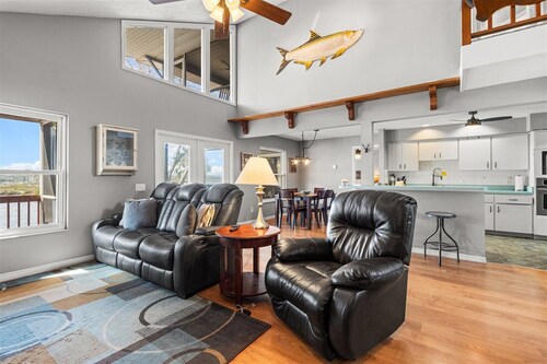 Luxury Waterfront Home w/ Private Dock & Kayaks + Open water Views of Refuge