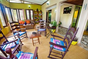 Perhemökki, näköala pihalle | Sisätilat