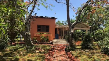 Familien-Ferienhaus, Blick auf den Innenhof | Unterkunftsgelände