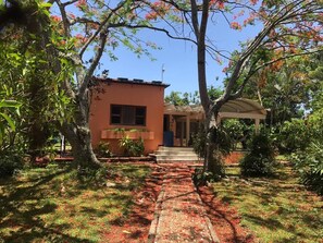 Family Cottage, Courtyard View | Property grounds - VILLA ANACAHUITA (Jarabacoa)
