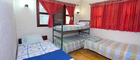 Familien-Ferienhaus, Blick auf den Innenhof | Verdunkelungsvorhänge, Bügeleisen/Bügelbrett