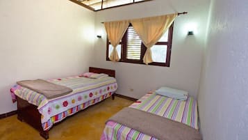 Cottage dành cho gia đình, quang cảnh sân vườn | Màn/rèm cản sáng, bàn ủi/dụng cụ ủi quần áo